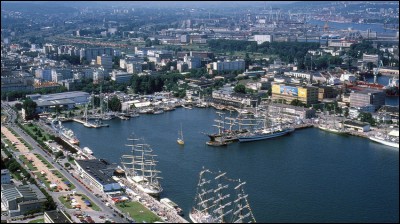 Cette ville polonaise sur la Baltique, peuplée de 250 000 habitants, grand port créé au lendemain de la première guerre mondiale, c'est ...