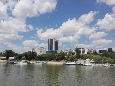 Cette ville roumaine de 230 000 habitants, située en Moldavie roumaine, sur la rive gauche du Danube, c'est ...