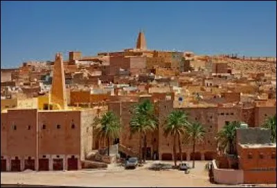 Cette ville algérienne de 100 000 habitants, située dans le nord du Sahara, c'est ...
