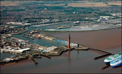 Cette ville portuaire située sur l'estuaire de l'Humber, dans l'est de l'Angleterre, c'est ...