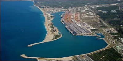 Cette petite ville italienne, sur la côte calabraise, abrite le second port de conteneurs de la Méditerranée. C'est ...