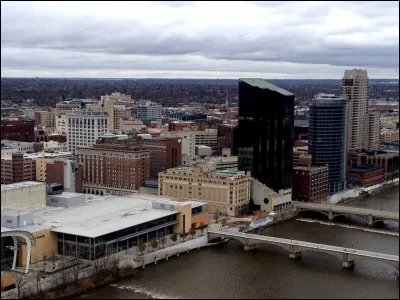 Cette ville de la région des Grands lacs, aux Etats-Unis, deuxième ville du Michigan après Détroit, avec près de 200 000 habitants, c'est ...