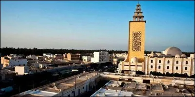 Cette ville du sud de la Tunisie, peuplée de 130 000 habitants, à la fois oasis et port maritime au fond de son golfe, c'est ...