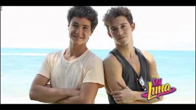 Matteo et Simon sont pire ennemis dans la saison 1.