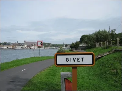 De quel pays la commune de Givet est-elle frontali&egrave;re ?