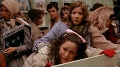 Année : 1985 
Genre : Comédie 
Acteurs : Nancy Allen, Bobby Di Cicco
Indices : Beatles/4/New-York/Hôtel. 
Quel est ce film ?