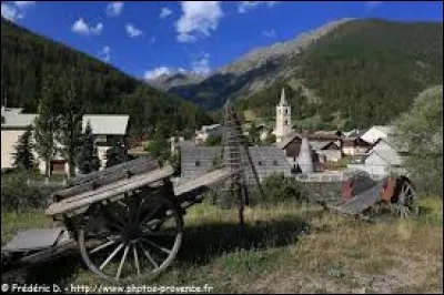 Je vous emmène à présent en région P.A.C.A., à Ristolas. Petit village de 80 habitants, dans l'arrondissement de Briançon et dans le parc naturel régional du Queyras, il se situe dans le département ...