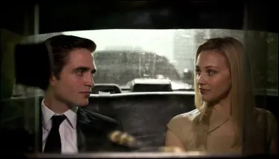 Ann&eacute;e : 2012 Genre : Drame Acteurs : Robert Pattinson, Juliette Binoche.Indices : Finances/Coiffeur/Chaos/Assassinat. Quel est ce film ?