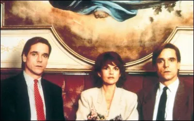 Ann&eacute;e : 1988Genre : &Eacute;pouvante-Horreur Acteurs : Jeremy Irons, Genevi&egrave;ve Bujold.Indices : Gyn&eacute;cologues/Jumeaux/Actrice/Folie. Quel est ce film ?