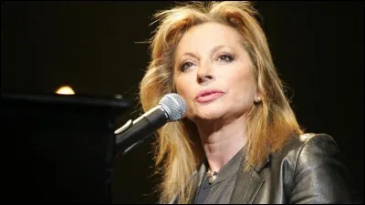 Complétez les paroles de ''Rien que de l'eau'' de Véronique Sanson : 

''Rien que de l'eau, de l'eau de pluie,
De l'eau de là-haut
Et le soleil blanc sur ta peau
Et la musique tombée du ciel
Sur les toits rouillés de ----------------''