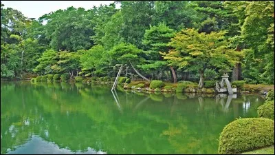 Le nom de parc signifie "jardin aux six aspects". Il offre 11,4 hectares à la contemplation où la beauté des arbres et des fleurs s'admire en toutes saisons.
Quel nom porte ce jardin, qui offrirait toutes les qualités du jardin idéal, soit l'espace, la sérénité, la vénérabilité, le panorama, la subtilité et la fraîcheur ?