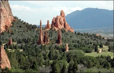 La ville est encore envoûtée par son paysage de formations rocheuses de grès de 100 m, ceci sur fond de Pikes Peak enneigé et un ciel bleu. Avec 550 hectares, ce parc est énorme et il faudrait des semaines pour explorer un peu de sa beauté.
Quel est ce jardin où 300 millions d'années d'histoire géologique révèlent l'une des images les plus complètes de l'histoire de la terre de tous les USA ?