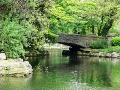On le qualifie de ''Victorien''. Il est ouvert en hiver et doit être bien féérique : de petits sentiers permettent d'en faire le tour et son lac est très fréquenté, comme son kiosque victorien d'ailleurs. On propose des concerts en été, tout pour la détente quoi.
Quel est ce parc qui offre un jardin aux aveugles et aux handicapés, un coin qui leur permet de se détendre, dans un milieu aménagé ?
