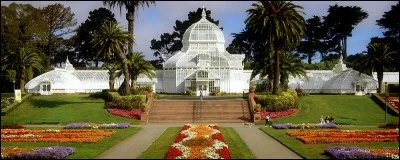 La vocation de ce jardin, qui fait partie du Golden Gate Park, est de ''Connecter les gens et les plantes dans un lieu d'une beauté exceptionnelle''. On s'efforce d'offrir une expérience intime avec des plantes en voie de disparition. Visitez sa rare collection de plantes tropicales, logée dans un ancien bâtiment, tout de verre et de bois. Endroit inscrit aux lieux nationaux historiques :