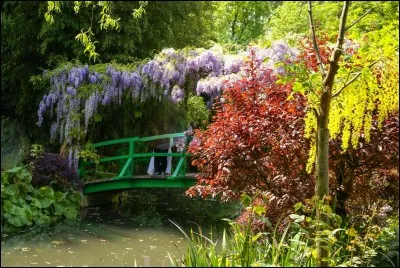 La maison et les jardins du peintre sont fermés pour l'hiver et on nous attend au printemps jusqu'en novembre. Le parc se compose en deux parties : un jardin de fleurs devant la maison, qu'on appelle le Clos Normand et un jardin d'eau d'inspiration japonaise.
Quel est ce parc que vous pourrez aisément identifier en pensant aux toiles impressionniste de l'artiste ?