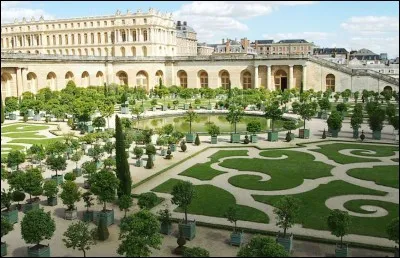 J'étais à admirer quand quelqu'un m'a glissé à l'oreille : ''Ce n'est pas comme pour les jardins anglais''. Ces beaux jardins ordonnés du château ont été conçus à la demande de Louis XIV par le paysagiste André Le Nôtre. 
Ce que l'on offre à la visite c'est rien de moins qu'une superficie de 830 hectares avec 200 000 arbres.
Quel est cet endroit où l'on trouve aussi le Petit Trianon ?