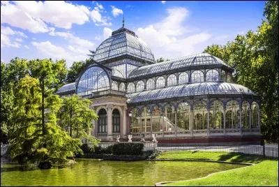 Sur ses 125 hectares, on retrouve plus de 15 000 arbres. Le parc, un poumon pour la ville, offre aussi une roseraie, un jardin de vivaces et un parterre français avec un cyprès chauve qui serait le plus vieil arbre en ville avec environ 400 ans.
Dans quel parc retrouve-ton le Palacio de Cristal que nous voyons ici et le Palacio de Velazquez ?