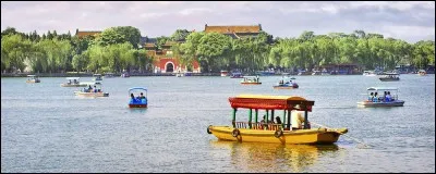 Ancien jardin impérial, il est public depuis 1925, mais date du Xe siècle et a été amélioré sous plusieurs dynasties. On peut s'y promener à pied ou en vélo ou louer un bateau et naviguer su le lac où se trouve l'île de Jade avec le Dagoda blanc, pavillon de 36 m de hauteur, érigé en 1651 pour la visite du Dalaï-Lama.
Où peut-on trouver le mur des 9 dragons et des palais impériaux ou religieux ?