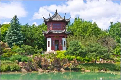 Le parc compte près de 22 000 espèces réparties sur 75 hectares, dont 10 serres, un insectarium avec une collection incroyable, un planétarium, un biodôme et une trentaine de jardins thématiques (par exemple : jardin de Chine, Hacienda, plantes médicinales, Arboretum).
Quel est ce jardin botanique dont la réputation est mondiale ?