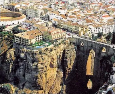 Cette ville espagnole au site impressionnant, située dans la montagne au nord de Malaga est considérée comme la capitale de la tauromachie. C'est ...