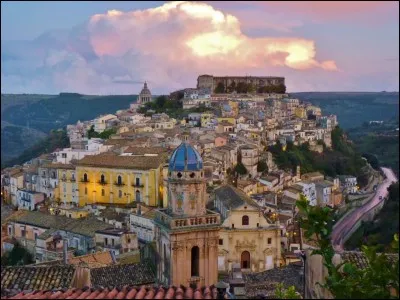Cette ville italienne, en Sicile, reconstruite avec une belle ordonnance baroque après le grand tremblement de terre de 1693, c'est ...