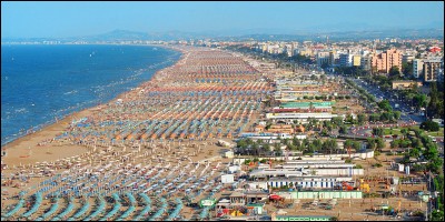 Cette grande station balnéaire italienne située sur le littoral adriatique, c'est ...