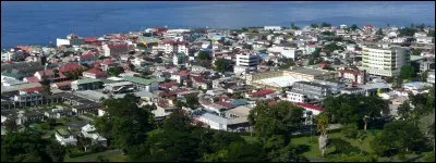 Cette ville des Caraïbes, petite capitale de la Dominique, c'est ...