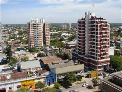 Cette ville d'Argentine peuplée de 300 000 habitants, capitale de la province du Chaco dans la vallée du Rio Paraná, c'est ...