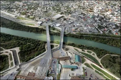 Cette ville du Mexique de 500 000 habitants, à la frontière avec les États-Unis, située au bord du Río Grande, face à la ville de McAllen, de l'autre côté du fleuve au Texas, c'est ...