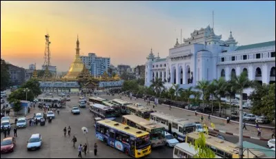 Cette grande ville d'Asie, capitale économique et plus grande ville de Birmanie avec 4,5 millions de'habitants, c'est ...