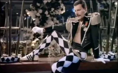 Le clip ''Living on My Own'' de Freddie Mercury a été tourné dans une fête ''costumée'' à Munich. De quel land cette ville est-elle la capitale ?