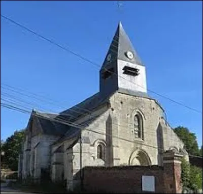 Nous sommes devant l'église Notre-Dame de Riquebourg. Village des Hauts-de-France, dans l'arrondissement de Compiègne, il se situe dans le département ...