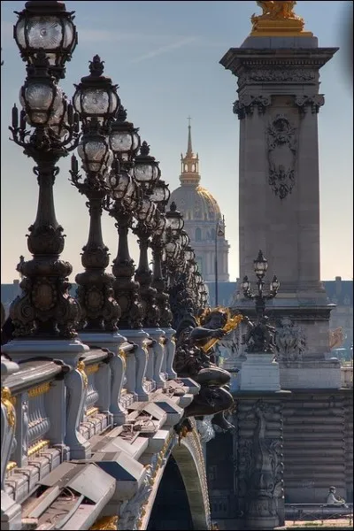 Si vous reconnaissez et la ville et le pont, très célèbres l'un et l'autre, vous nommerez facilement le Saint...