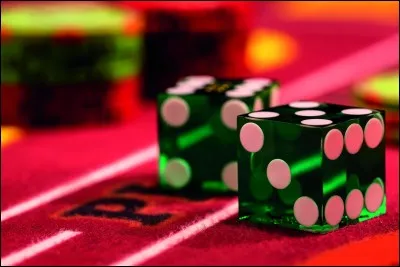 Comment appelle-t-on la combinaison basée sur le calcul des probabilités au jeu ?