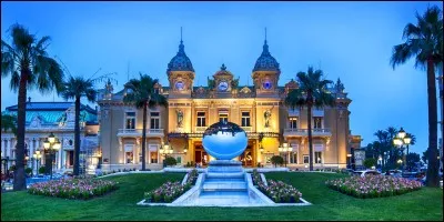 Où est situé le célèbre casino de Monte-Carlo ?