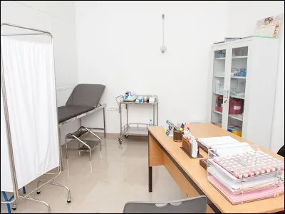 Si un de nos clients ne se sent pas bien, une infirmière est présente 24 heures sur 24 et 7 jours sur 7 dans ce lieu. C'est...