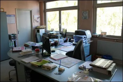 Maintenant que les clients sont partis, je dois regagner cet endroit pour vérifier le chiffre d'affaire, le nombre de réservations, contacter divers fournisseurs pour les différentes commandes...Comment s'appelle-t-il ?