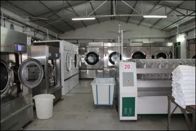 Ensuite, je dois vérifier les services cachés où la clientèle ne peut pas voir si tout est correct. Celui-là a pour fonction de laver les différents linges de maison et serviettes de bain après leurs utilisations. C'est la...