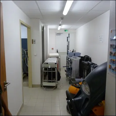 Puis, ce local sert à entreposer divers matériels et outils afin de permettre un bon nettoyage des locaux, chambres mais aussi éventuellement, assurer les petites réparations. De quel pièce s'agit-il ?