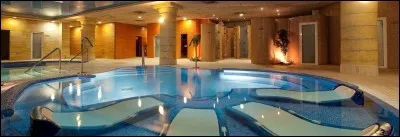 Ce bassin est un peu particulier, en plus d'être chaude, l'eau fait des bulles. C'est...