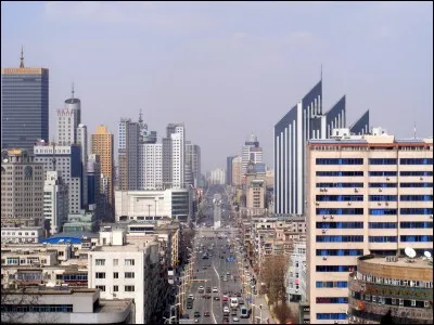 Cette ville chinoise de 3,5 millions d'habitants, située dans le nord du pays, dans la province du Liaoning, ville industrielle autour du grand combinat sidérurgique, c'est ...