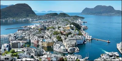 Cette ville de Norvège de 40 000 habitants, située dans l'ouest du pays, dans un site pittoresque d'îles et de fjords, c'est ...