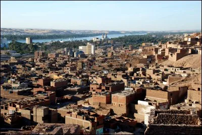 Cette ville égyptienne, située sur la rive droite du Nil en Haute-Egypte, près de la première cataracte, c'est ...