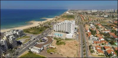 Cette ville balnéaire d'Israël de 130 000 habitants, située sur la côte méditerranéenne, au nord de la Bande de Gaza, c'est ...