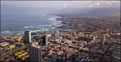 Cette ville chilienne de 350 000 habitants, située en bordure de l'océan Pacifique, dans le nord du pays à plus de 1000 kilomètres au nord de la capitale, c'est ...