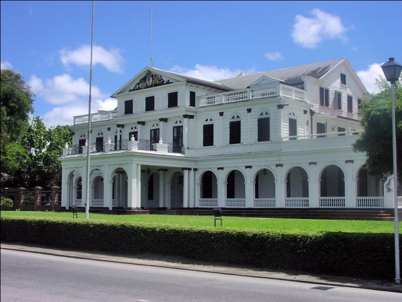 Paramaribo est la capitale de/du ---