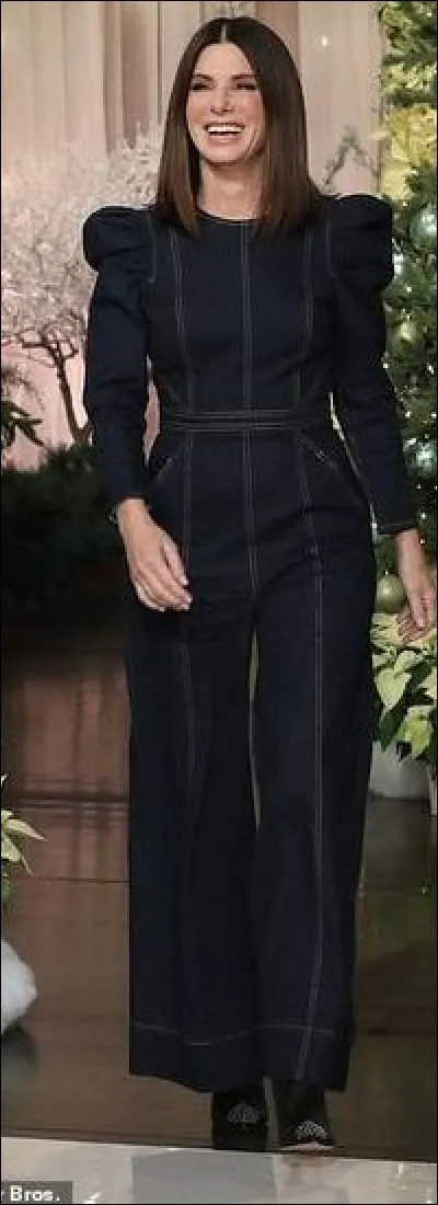 Qui porte cette salopette complète en jean, signée de Ulla Johnson, peu flatteuse avec son tissu raide, ses épaules façon clown blanc... ?