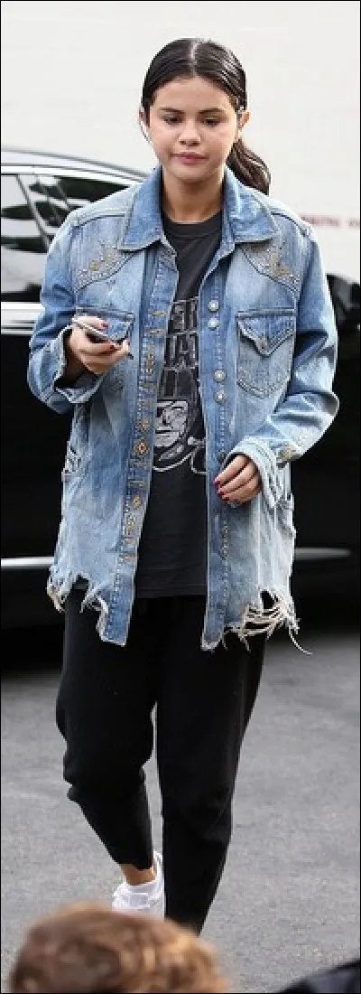 Selena Gomez est vêtue ici d'une veste-chemise très moche, qui donne l'impression, en plus d'être trop grande...