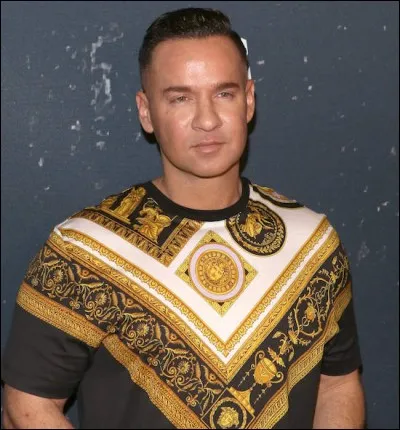 Voici Mike Sorrentino, une star de la télé-réalité américaine, qui a choisi un sweat-shirt épouvantable, illustré un peu comme...
