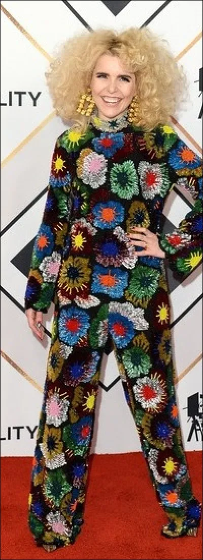 On atteint l'incompréhensible, avec Faith Paloma qui porte un ensemble signé Ashish (là, on comprend mieux en prononçant le nom du créateur). A quoi cela fait-il penser ?